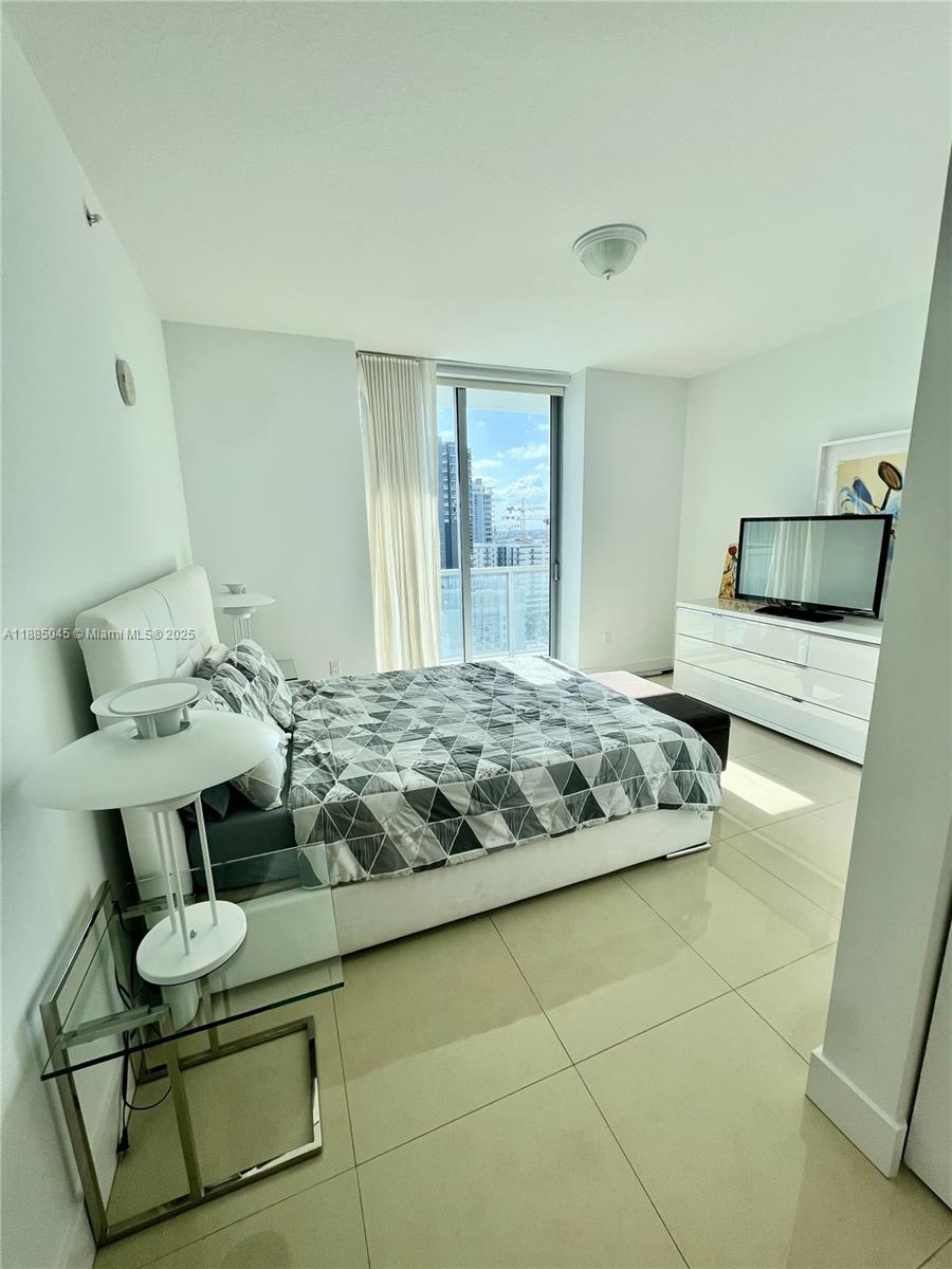 1111 Southwest 1st Avenue, Unit 1914 Miami, FL 33130 - Photo 8 of 31 a bedroom with a bed and dresser