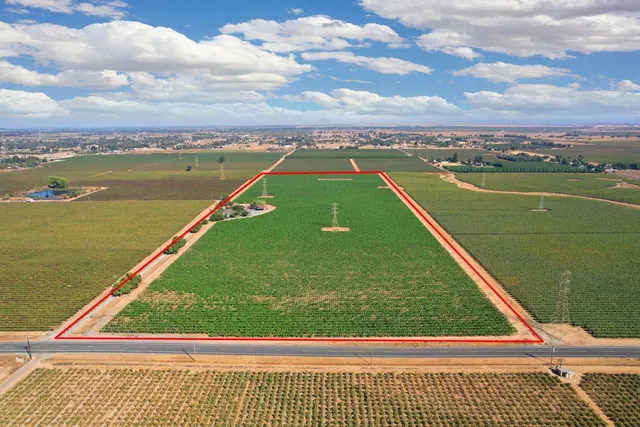 a view of a tennis court
