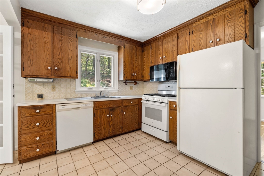 7 Hidden Ledge Road Manchester, MA 01944 - Photo 6 of 38