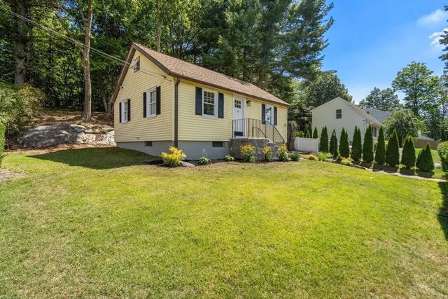 a view of a house with a yard