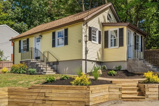 a view of a house with backyard and trees