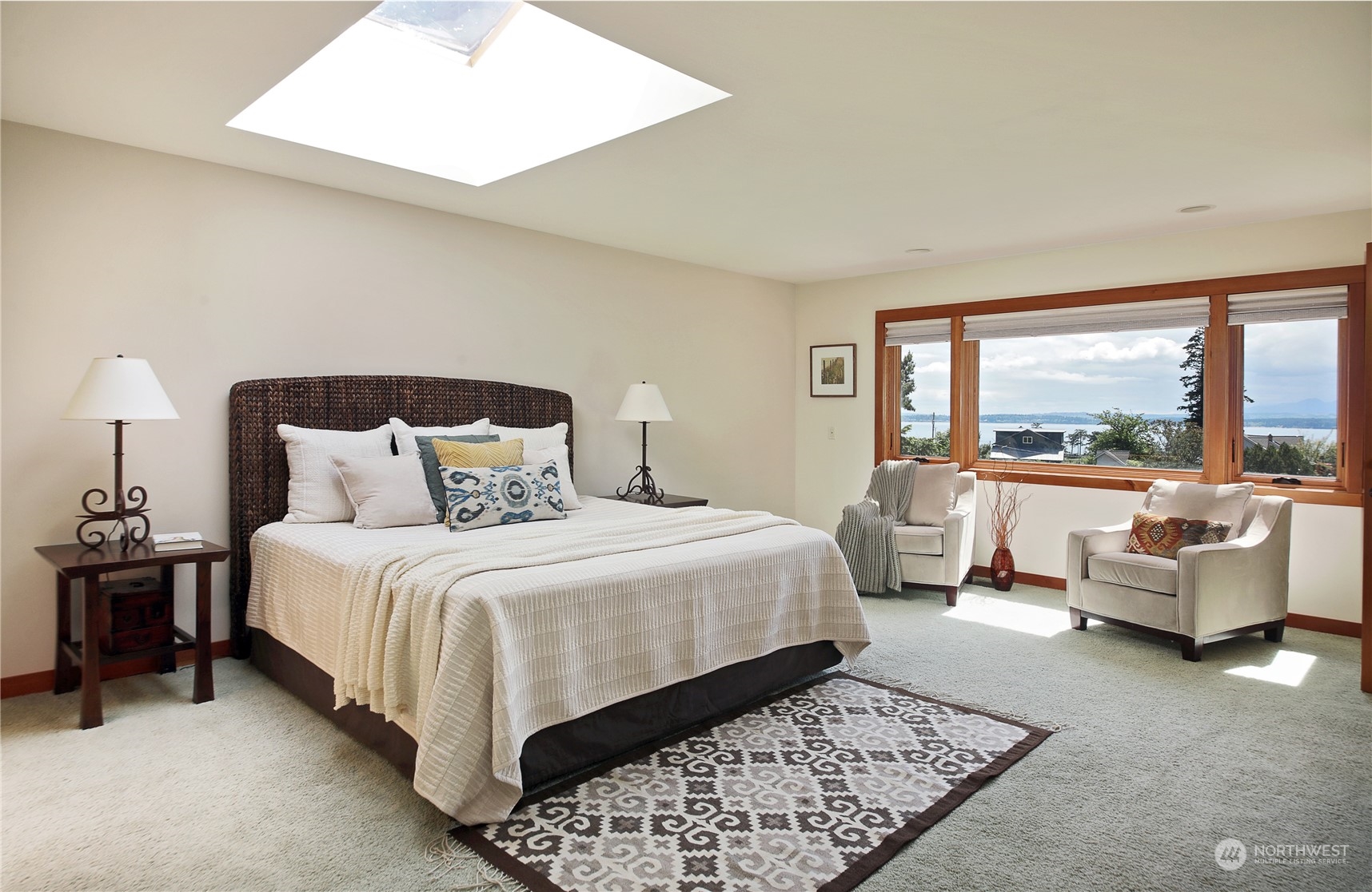 6567 Wahl Road Freeland, WA 98249 - Photo 20 of 40 a bed room with a bed couch and a large window