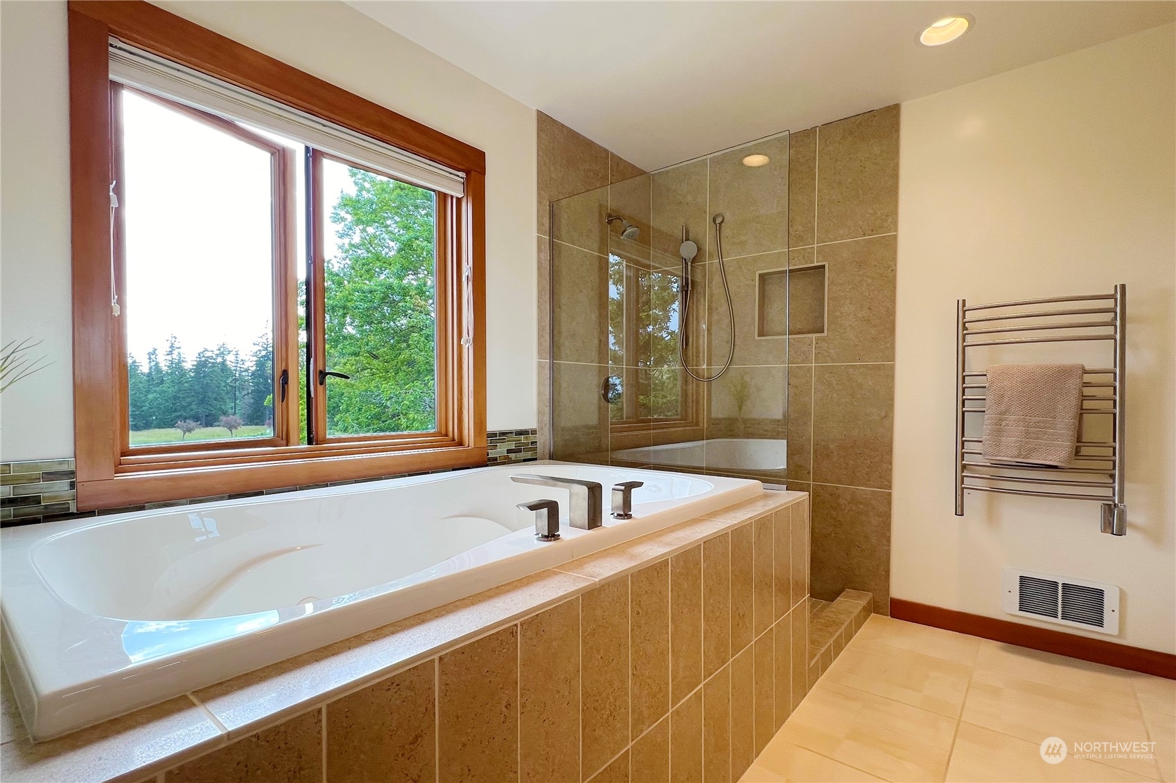 6567 Wahl Road Freeland, WA 98249 - Photo 22 of 40 a bathroom with a bathtub and a sink