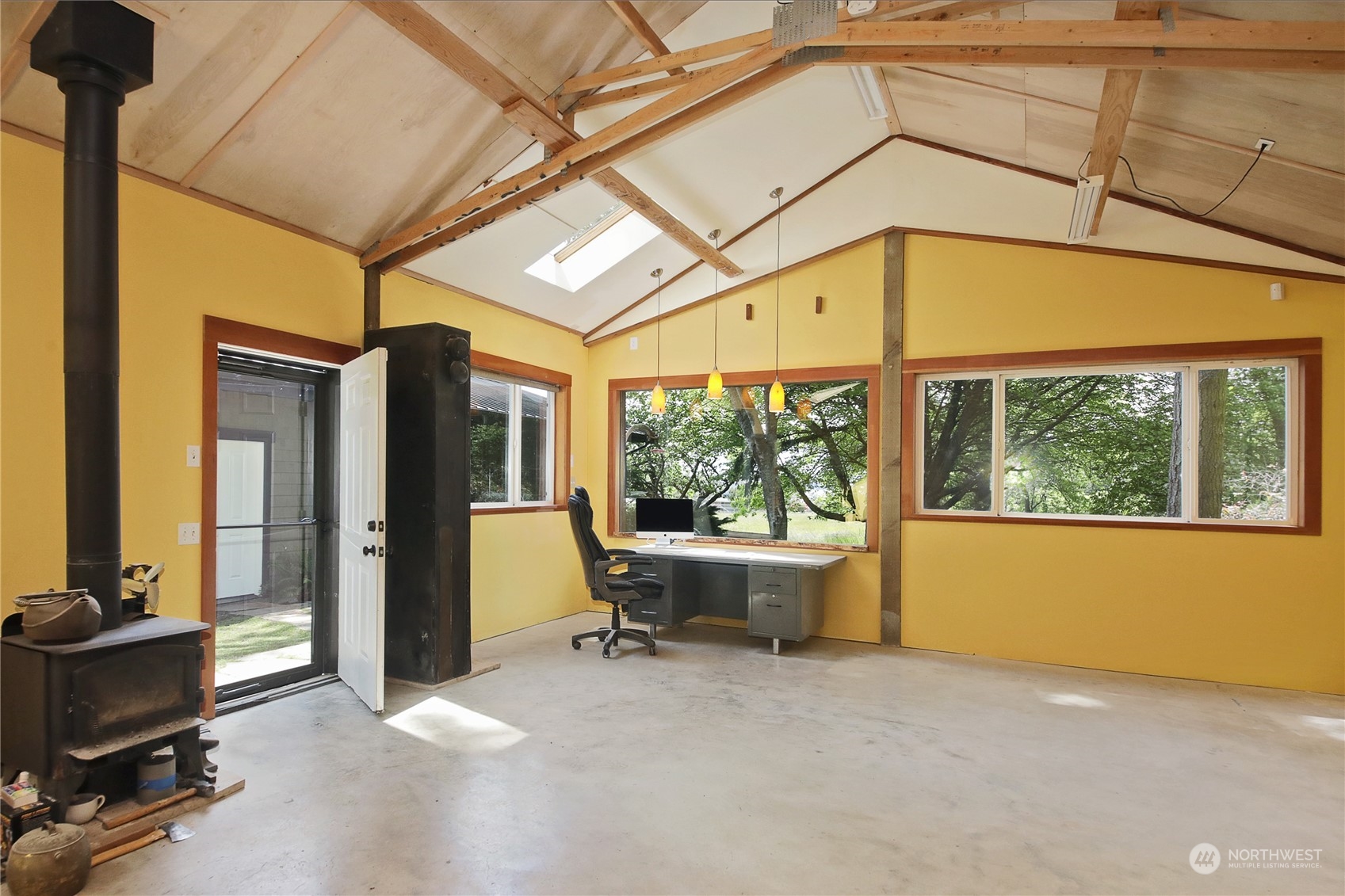 6567 Wahl Road Freeland, WA 98249 - Photo 31 of 40 a view of patio area with couch and wooden floor