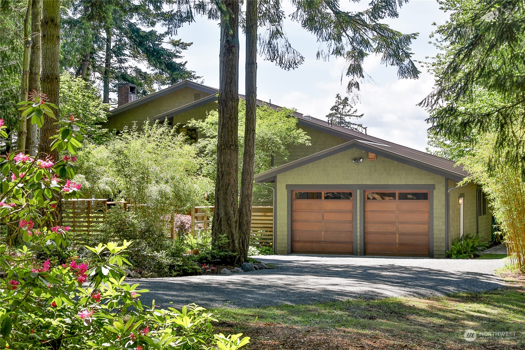 6567 Wahl Road Freeland, WA 98249 - Photo 34 of 40 a front view of a house with garden