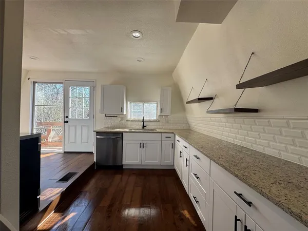 $1,800 | 1129 Scenic Drive, Granbury, TX 76048