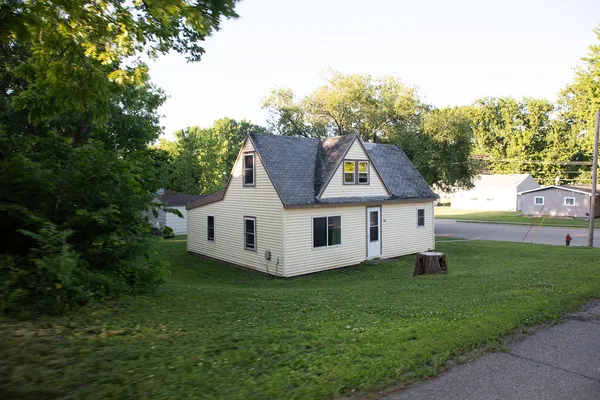 $69,900 | 110 2nd Street Southwest, Glenville, MN 56036
