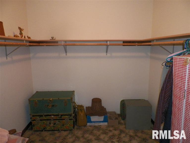 4231 180th Street Clinton, IA 52732 - Photo 12 of 15 Gallery Image 12