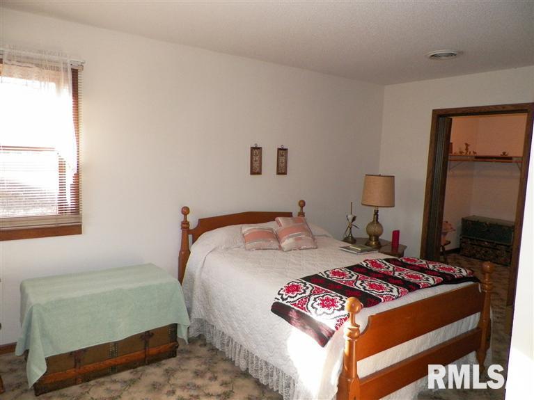 4231 180th Street Clinton, IA 52732 - Photo 5 of 15 Gallery Image 5