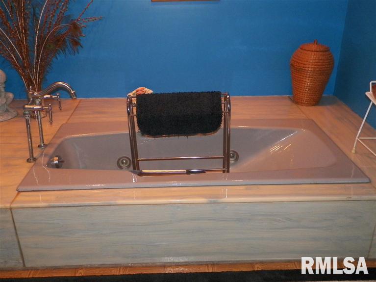 4231 180th Street Clinton, IA 52732 - Photo 10 of 15 Gallery Image 10