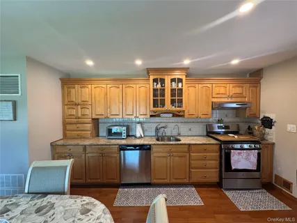 $649,999 | 98 West 8th Street, Deer Park, NY 11729