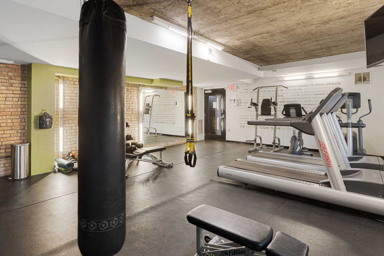 5411 North Winthrop Avenue, Unit 513 Chicago, IL 60640 - Photo 13 of 14 a gym hall with exercise machine