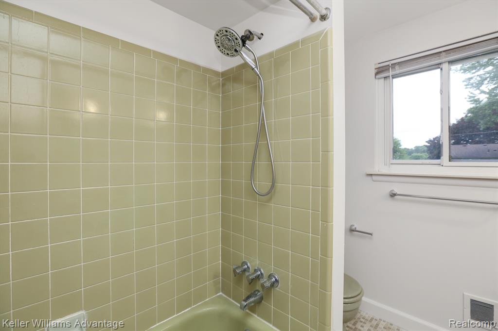 18408 Levan Road Livonia, MI 48152 - Photo 15 of 37 Gallery Image 15