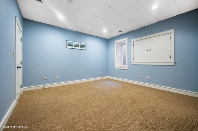 687 Birch Road Glencoe, IL 60022 - Photo 30 of 38 an empty room with a window