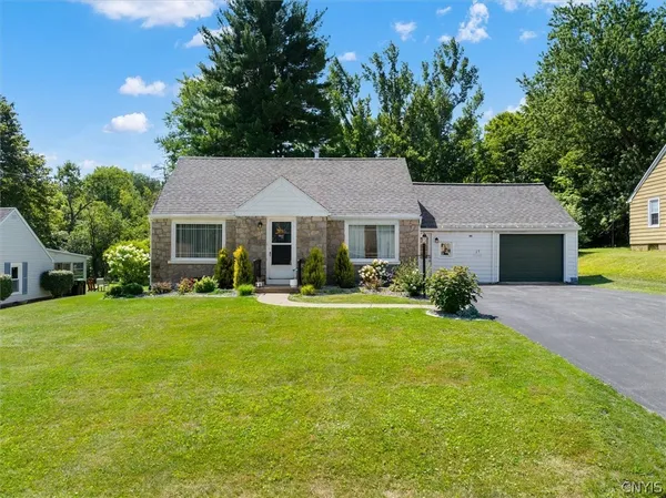 $299,900 | 29 Beechwood Road, New Hartford, NY 13413