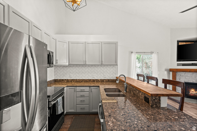 9229 South Jefferson Cove Sandy, UT 84070 - Photo 8 of 39