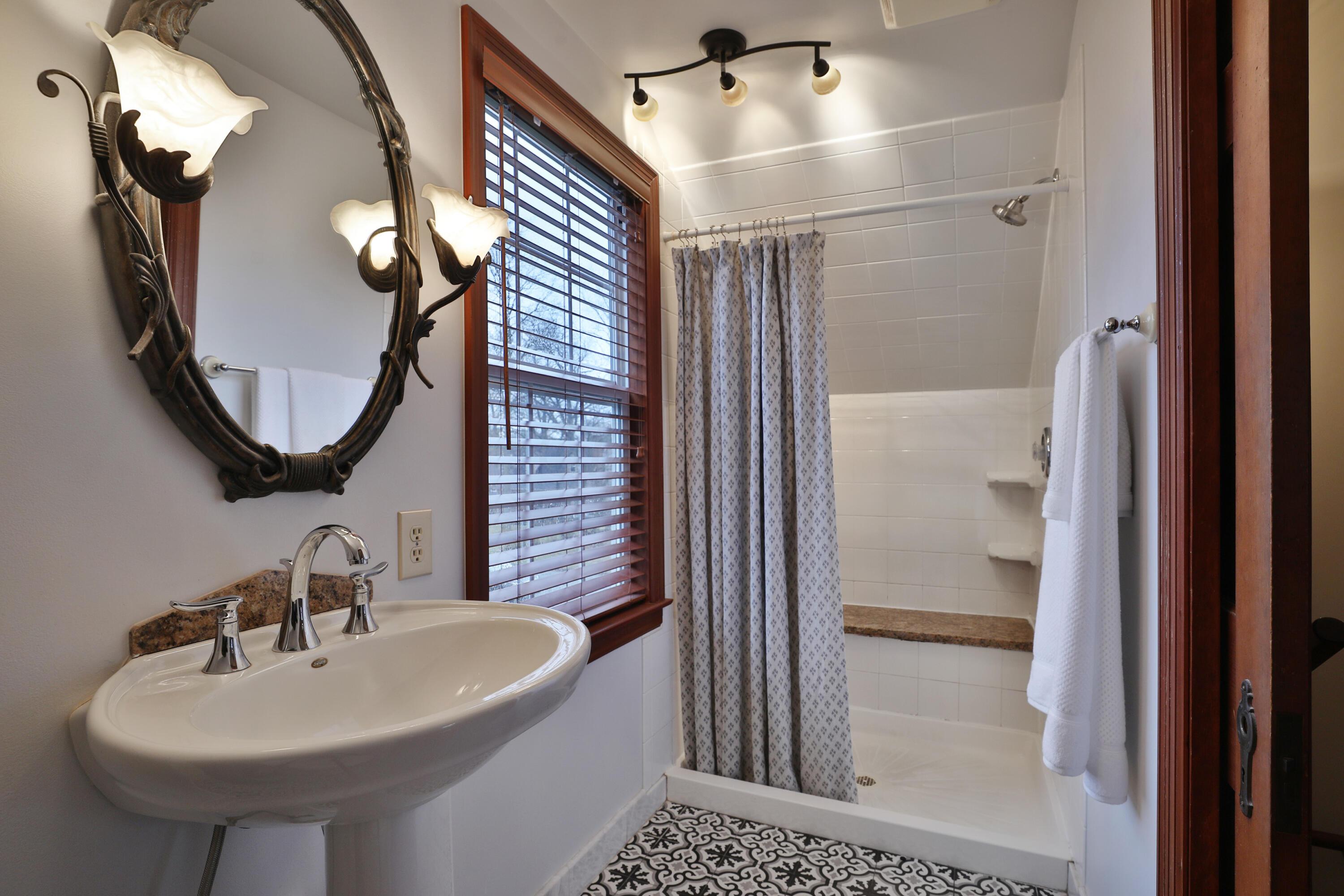 630 Garden Road Columbus, OH 43214 - Photo 32 of 41 Master Bath