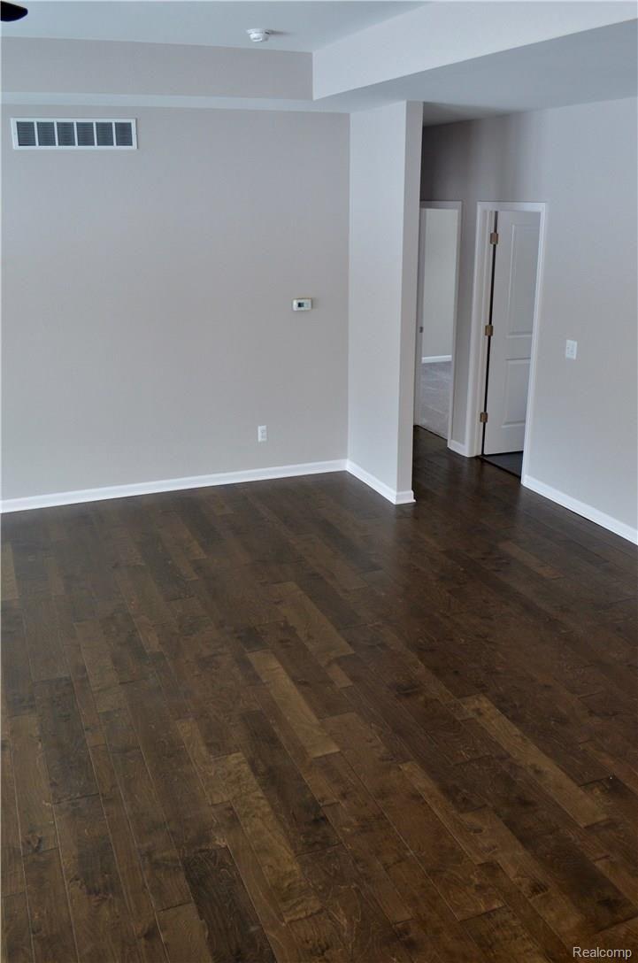 5100 Mack Road Howell, MI 48855 - Photo 12 of 26 1832 sq foot dinning and hallway.jpg