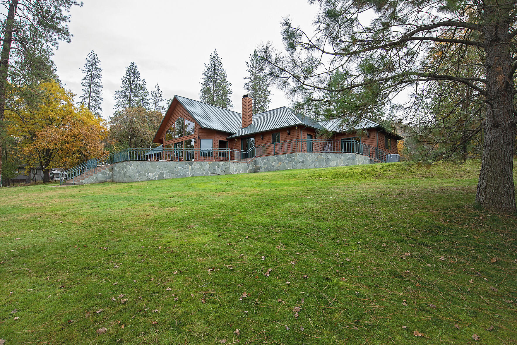 1665 Upper River Road Gold Hill, OR 97525 - Photo 37 of 48 a backyard of a house with table and chairs