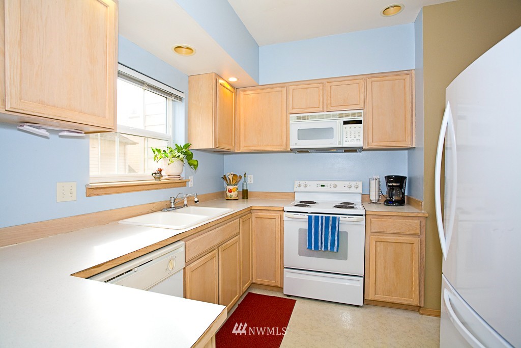 7224 208th Street Southwest, Unit 2 Edmonds, WA 98026 - Photo 4 of 16