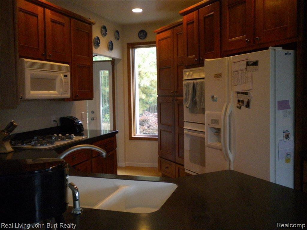 932 Pine Tree Road Lake Orion, MI 48362 - Photo 12 of 20 Maple Cabinets