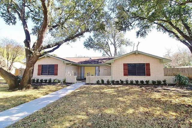 $2,395 | 1610 Alexander Drive, Waxahachie, TX 75165