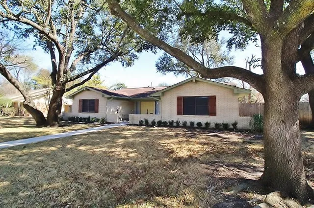 $2,395 | 1610 Alexander Drive, Waxahachie, TX 75165