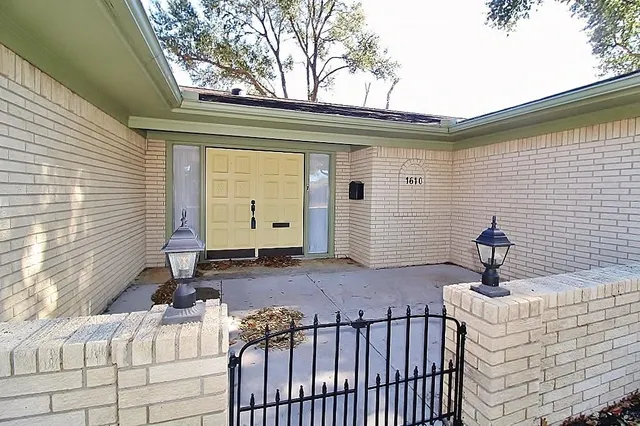 $2,395 | 1610 Alexander Drive, Waxahachie, TX 75165