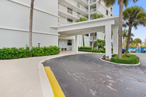 $995,000 | 911 Ocean Drive, Unit 506, Juno Beach, FL 33408