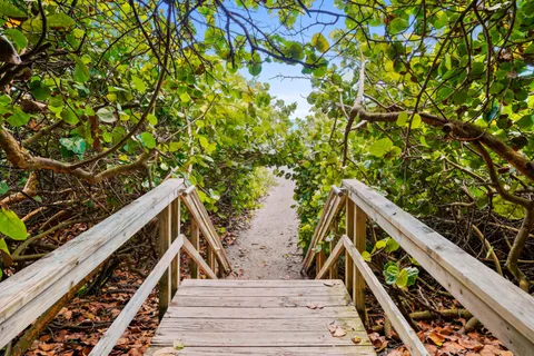 $995,000 | 911 Ocean Drive, Unit 506, Juno Beach, FL 33408