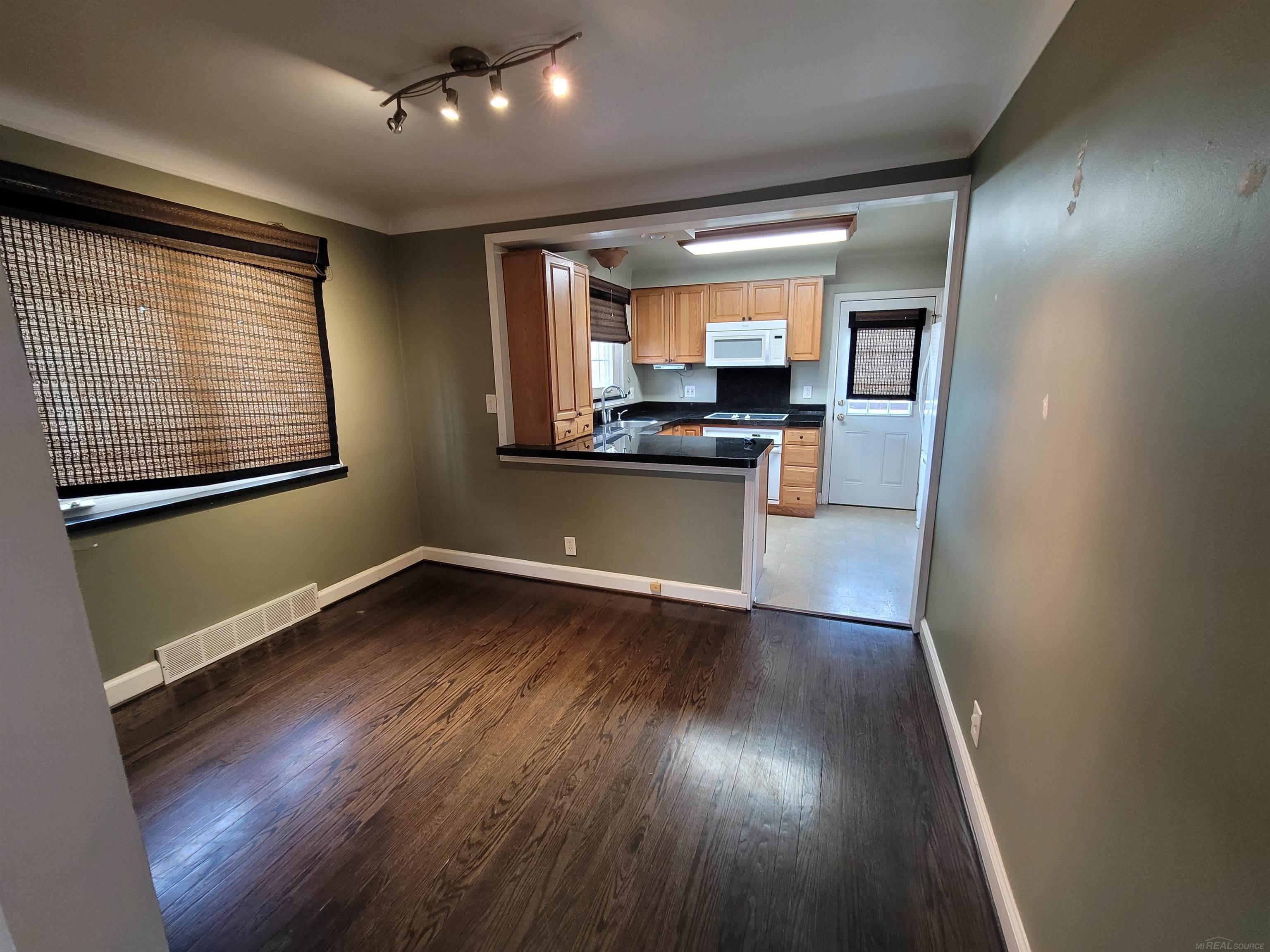 831 Roslyn Road Grosse Pointe, MI 48236 - Photo 12 of 29 50110582-13.JPG