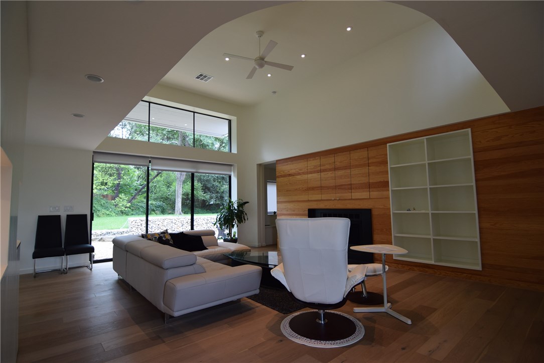 1805 Winter Park Road Austin, TX 78746 - Photo 5 of 40 Spacious family room with high ceilings!