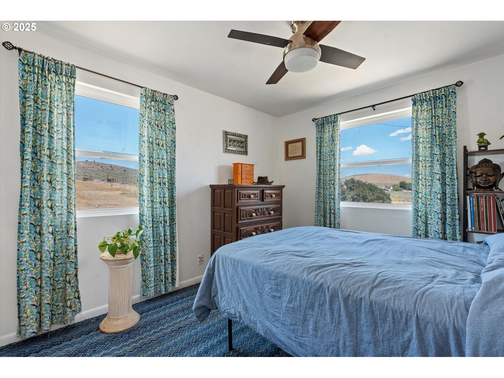 37799 Alder Creek Road Baker City, OR 97814 - Photo 27 of 41 a bedroom with a large bed and a window