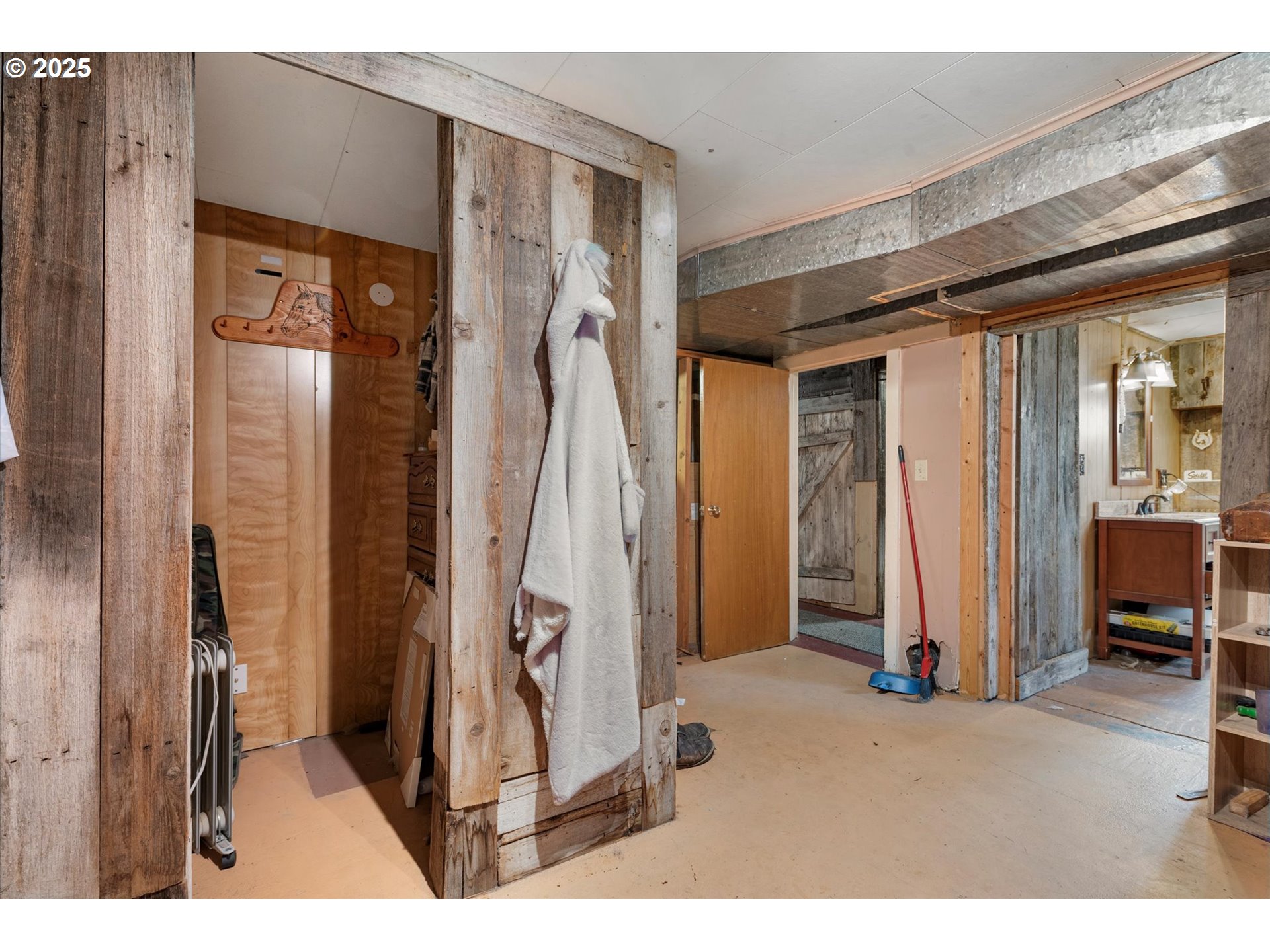 37799 Alder Creek Road Baker City, OR 97814 - Photo 33 of 41 a view of a livingroom with furniture and a hallway