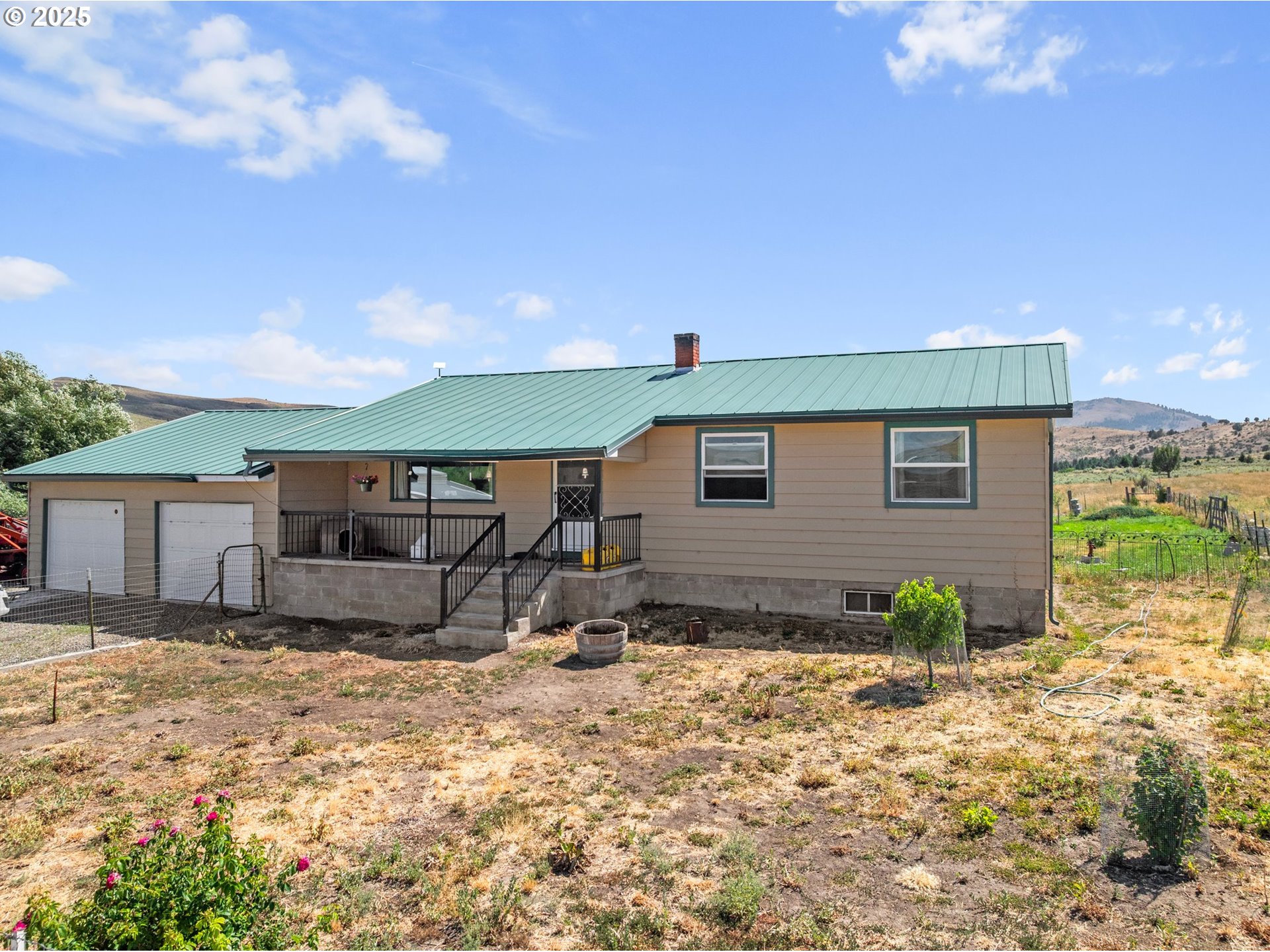 37799 Alder Creek Road Baker City, OR 97814 - Photo 41 of 41 a backyard of a house with table and chairs
