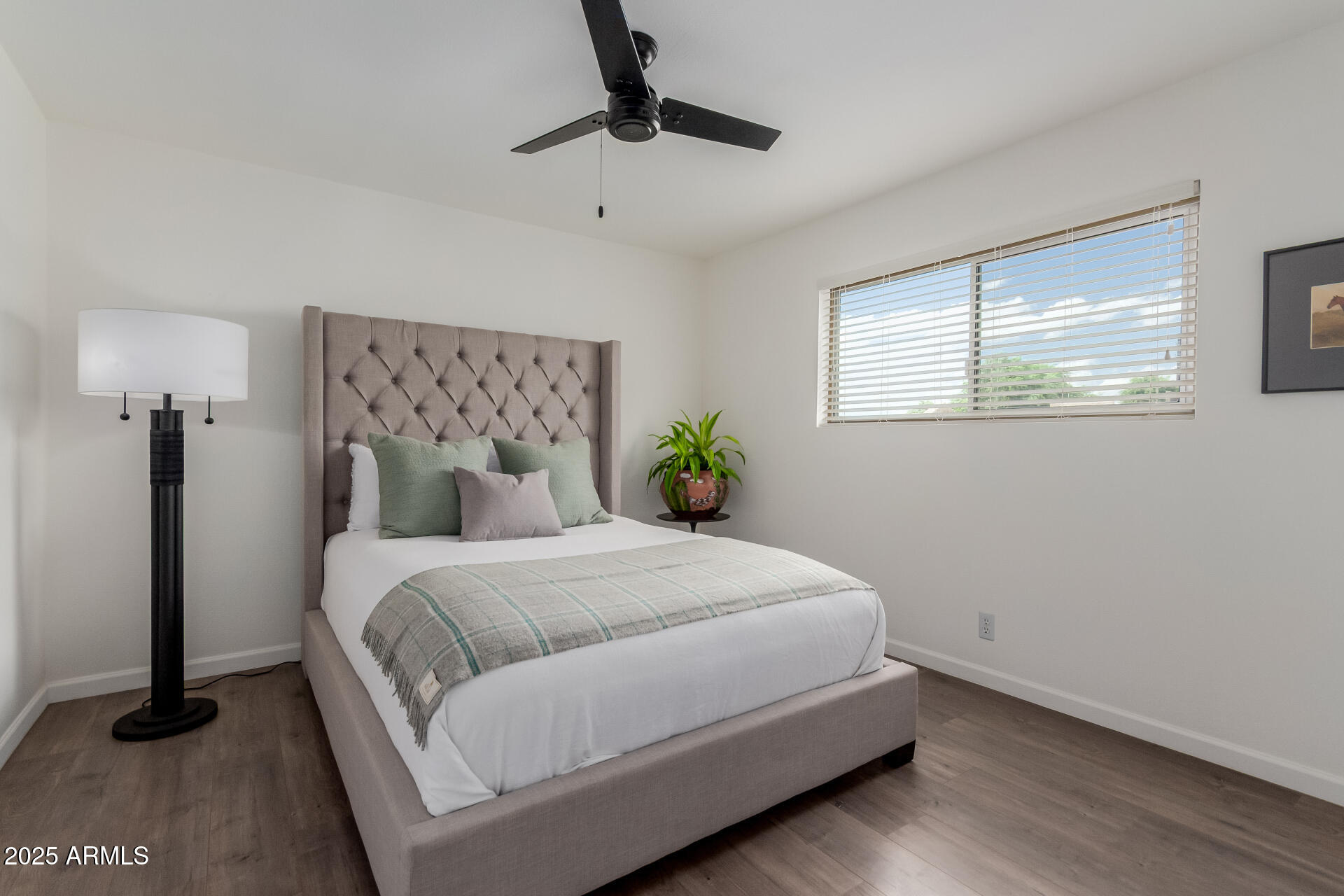 5525 East Thomas Road, Unit M12 Phoenix, AZ 85018 - Photo 14 of 42 Primary bedroom
