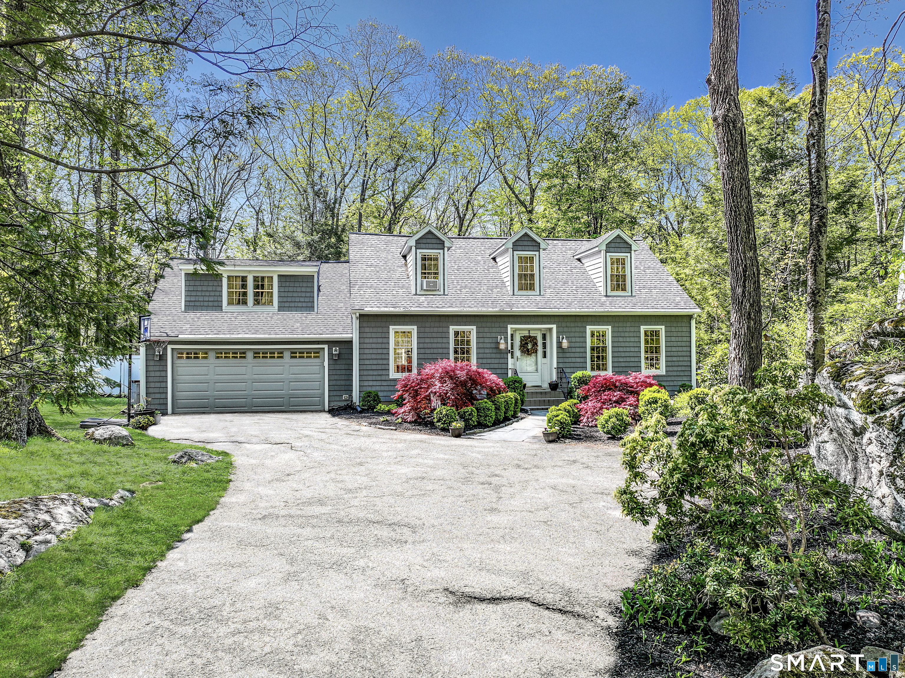 a view of a house with yard and garden