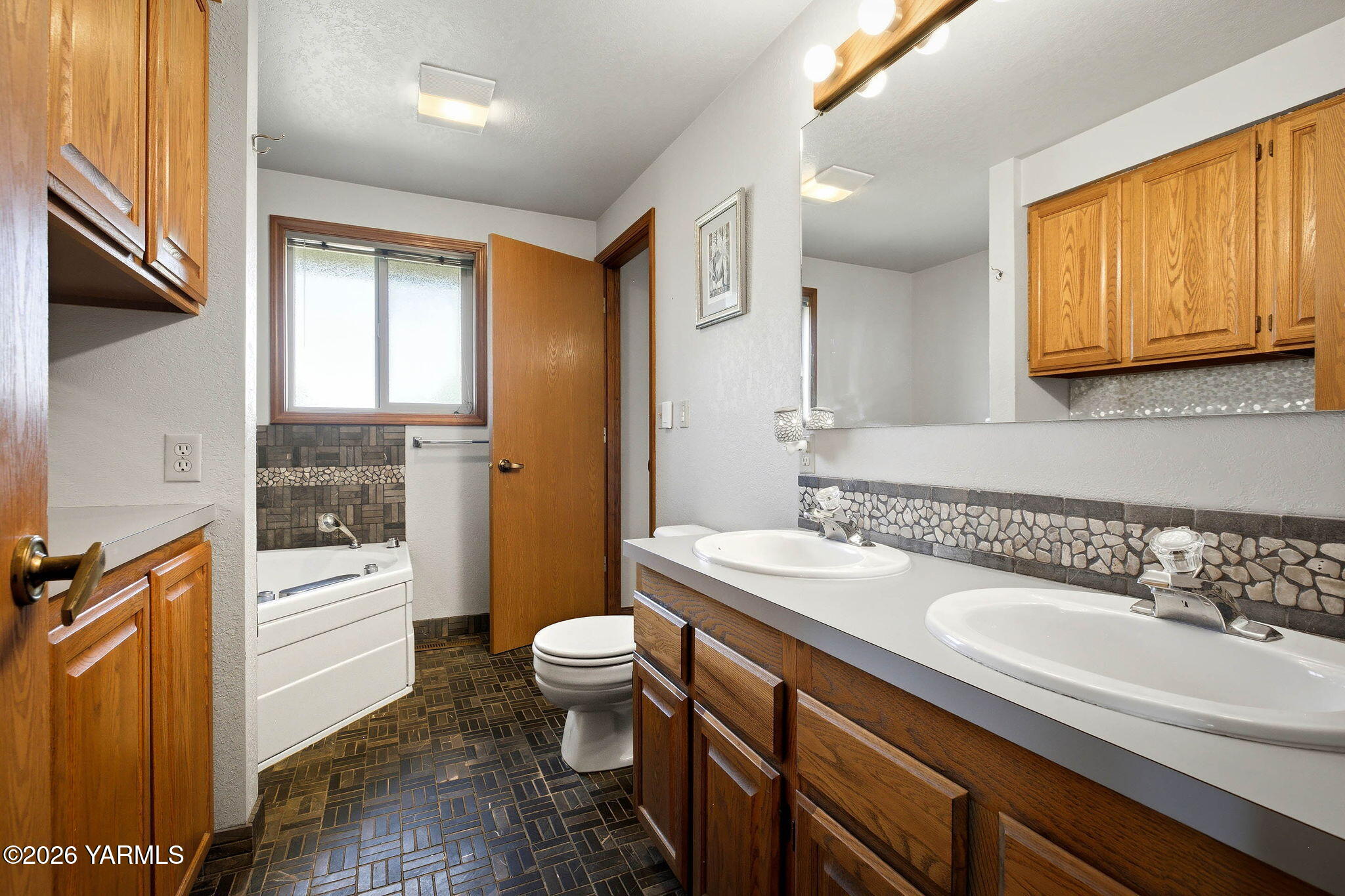 261 Westridge Road Selah, WA 98942 - Photo 23 of 31 Primary En Suite