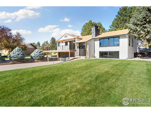 a view of a yard in front of house
