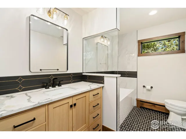a view of a dinning table and chairs in the patio