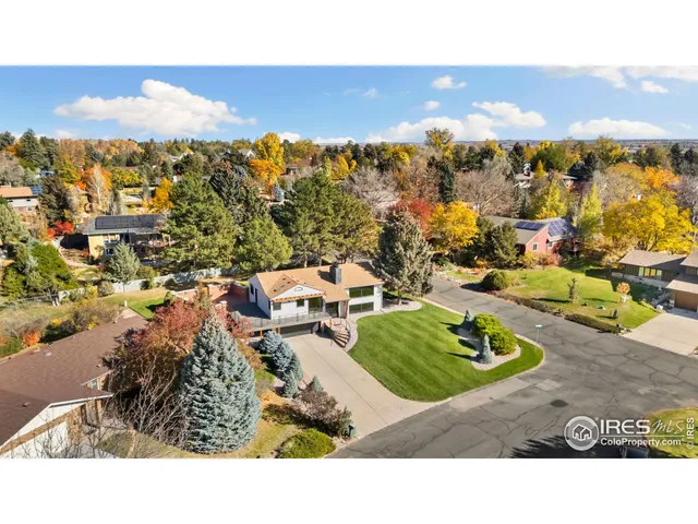 a black and white photo of a city