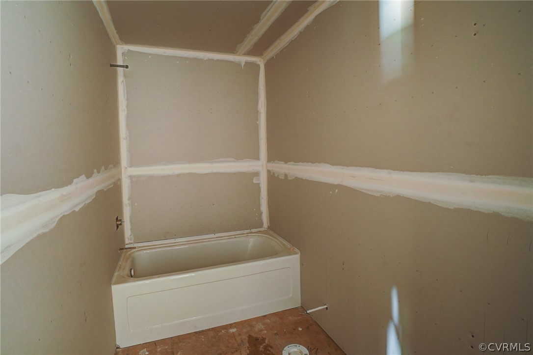 19173 Teman Road Beaverdam, VA 23015 - Photo 24 of 35 a bathroom with a bathtub