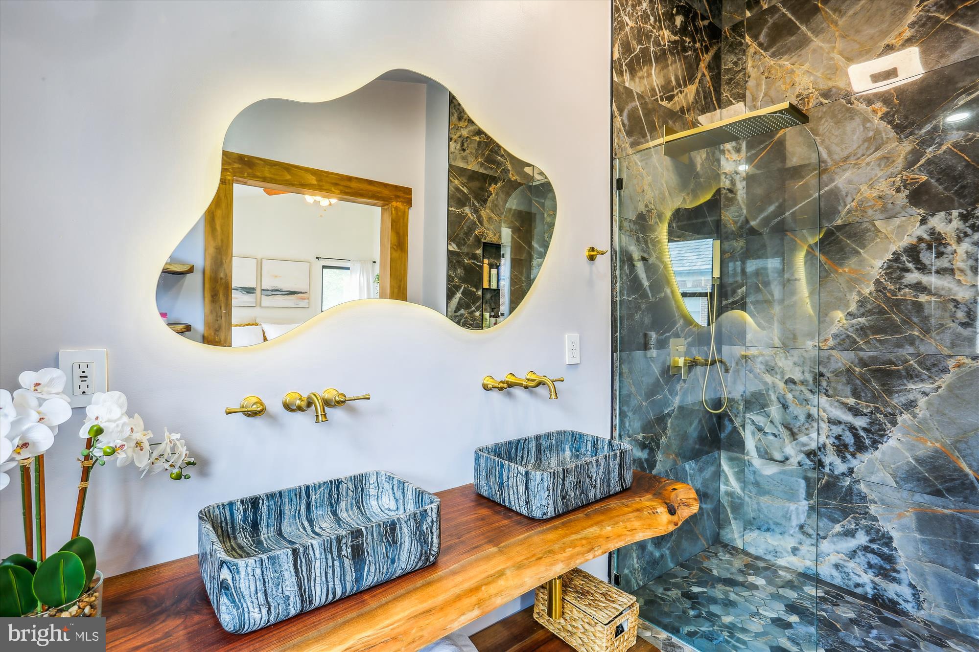 120 Ridgepoint Place Gaithersburg, MD 20878 - Photo 19 of 51 a living room with furniture and flowers