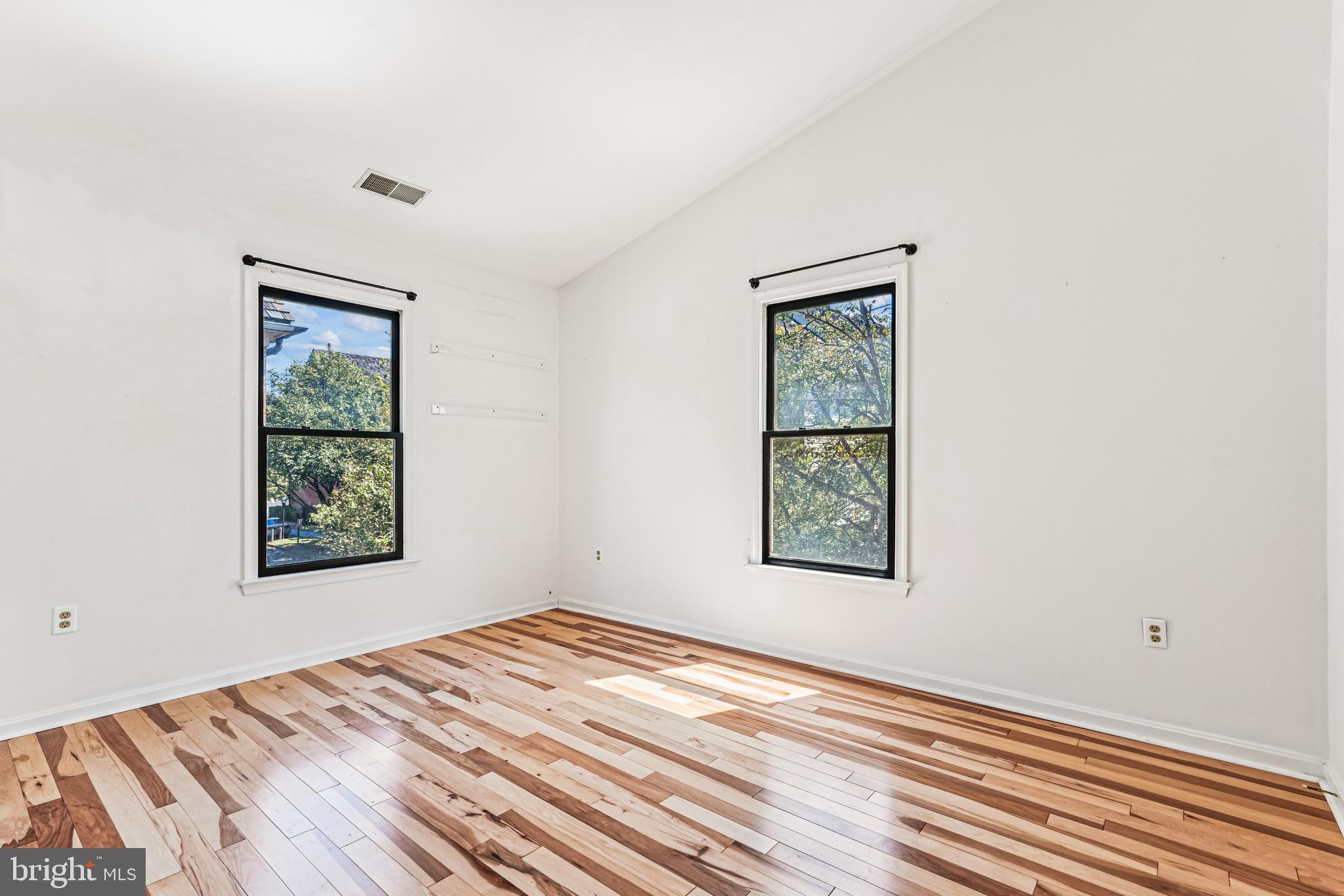 120 Ridgepoint Place Gaithersburg, MD 20878 - Photo 21 of 51 Spacious, sunny second bedroom