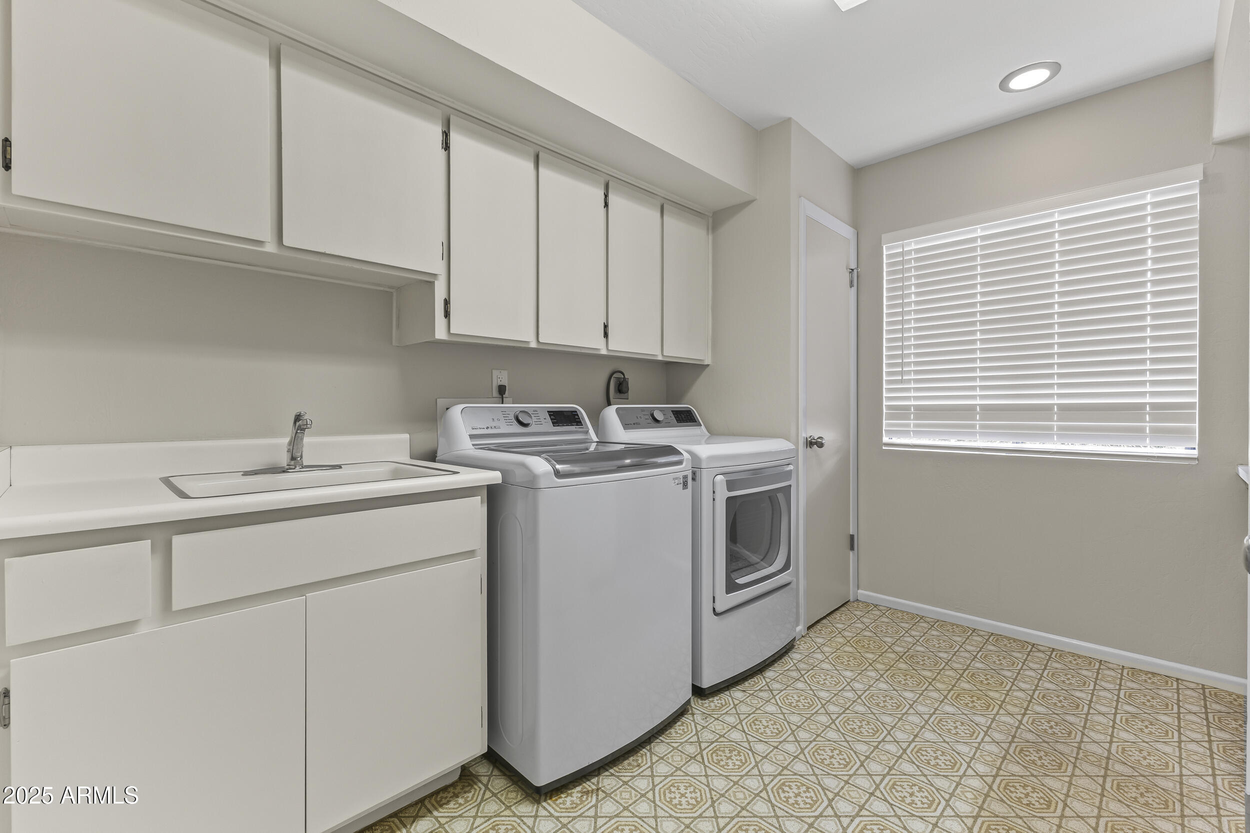 6835 North 1st Place Phoenix, AZ 85012 - Photo 19 of 42 a utility room with closet dryer and washer