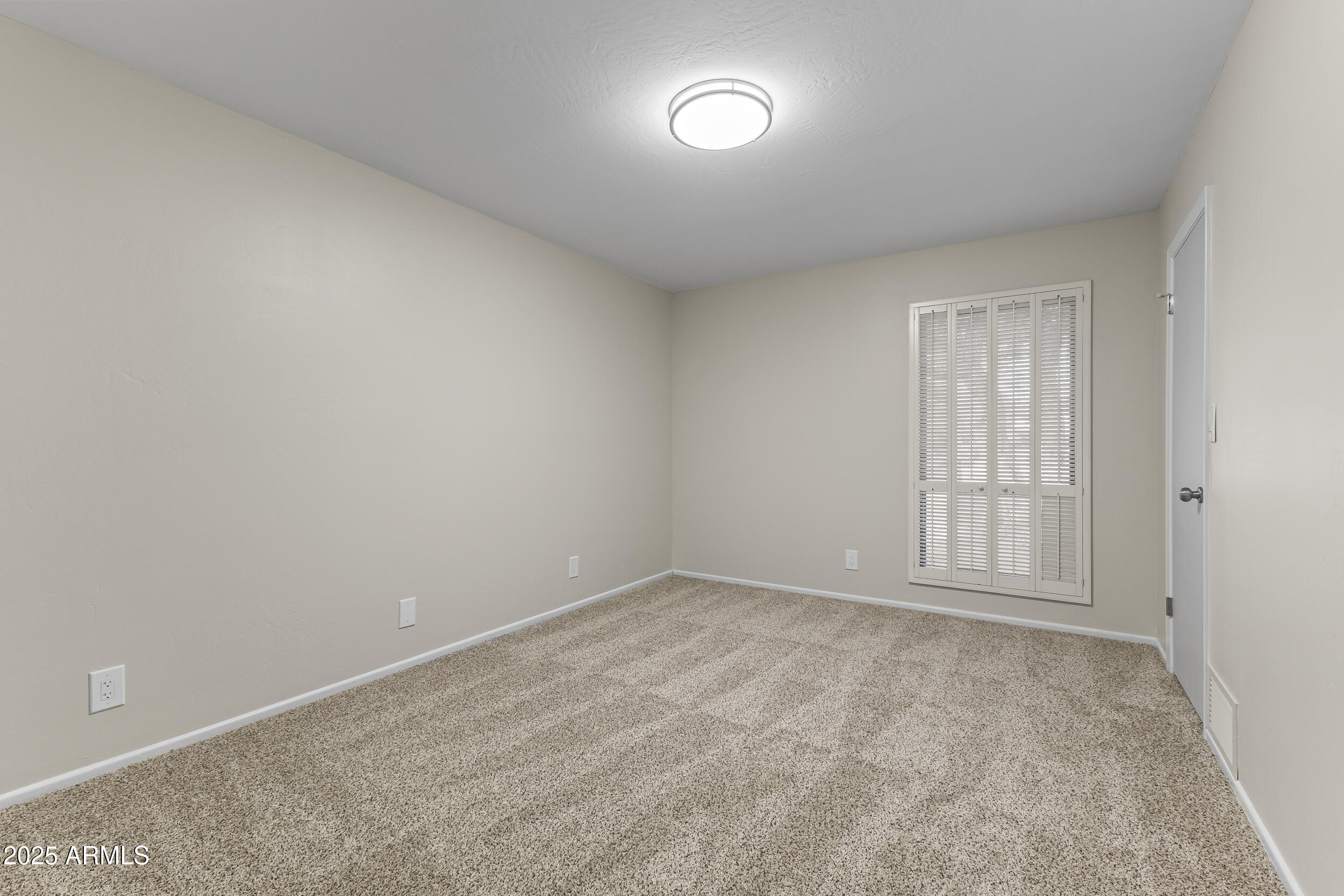 6835 North 1st Place Phoenix, AZ 85012 - Photo 21 of 42 an empty room with window