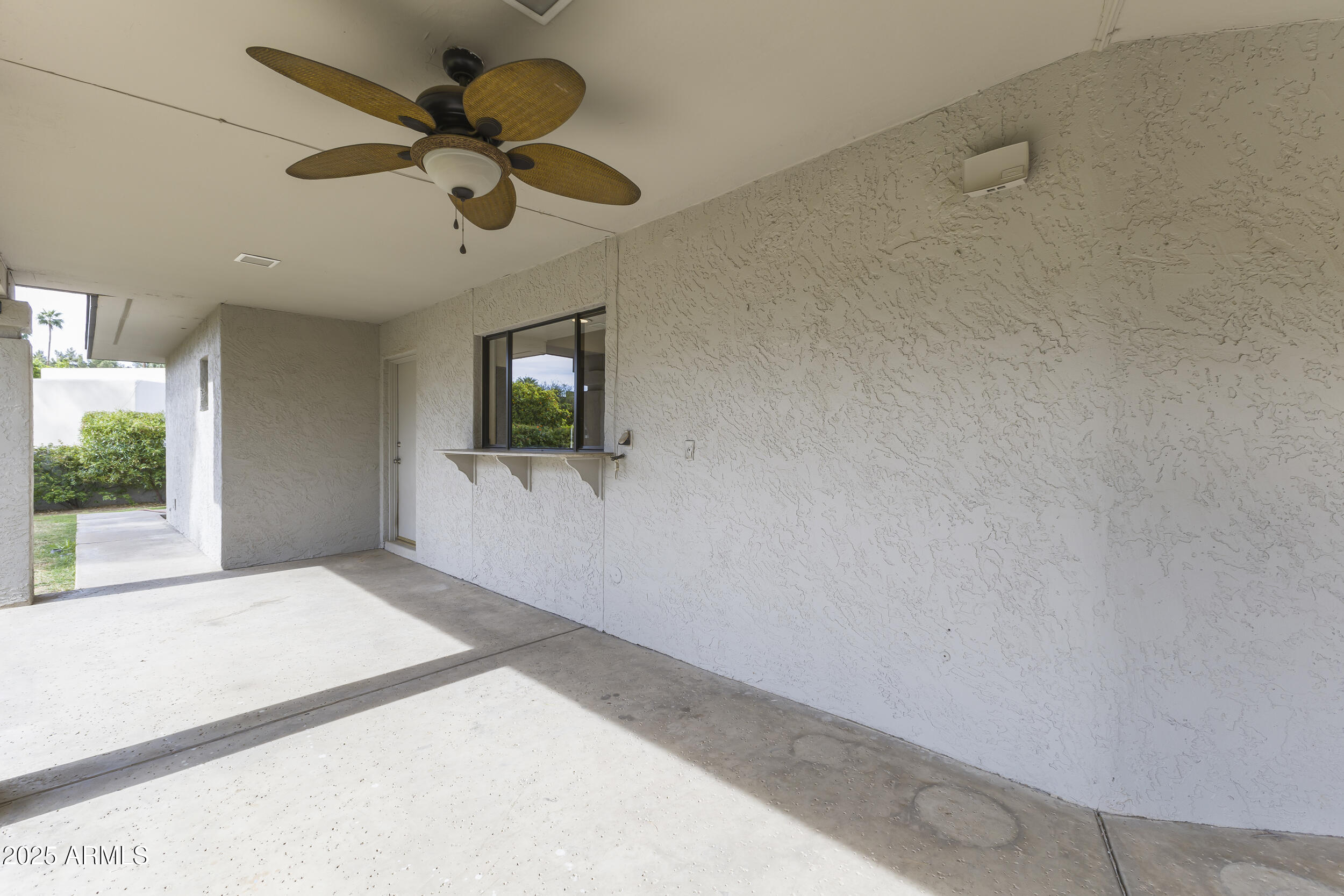 6835 North 1st Place Phoenix, AZ 85012 - Photo 39 of 42 a view of a livingroom with a ceiling fan and window