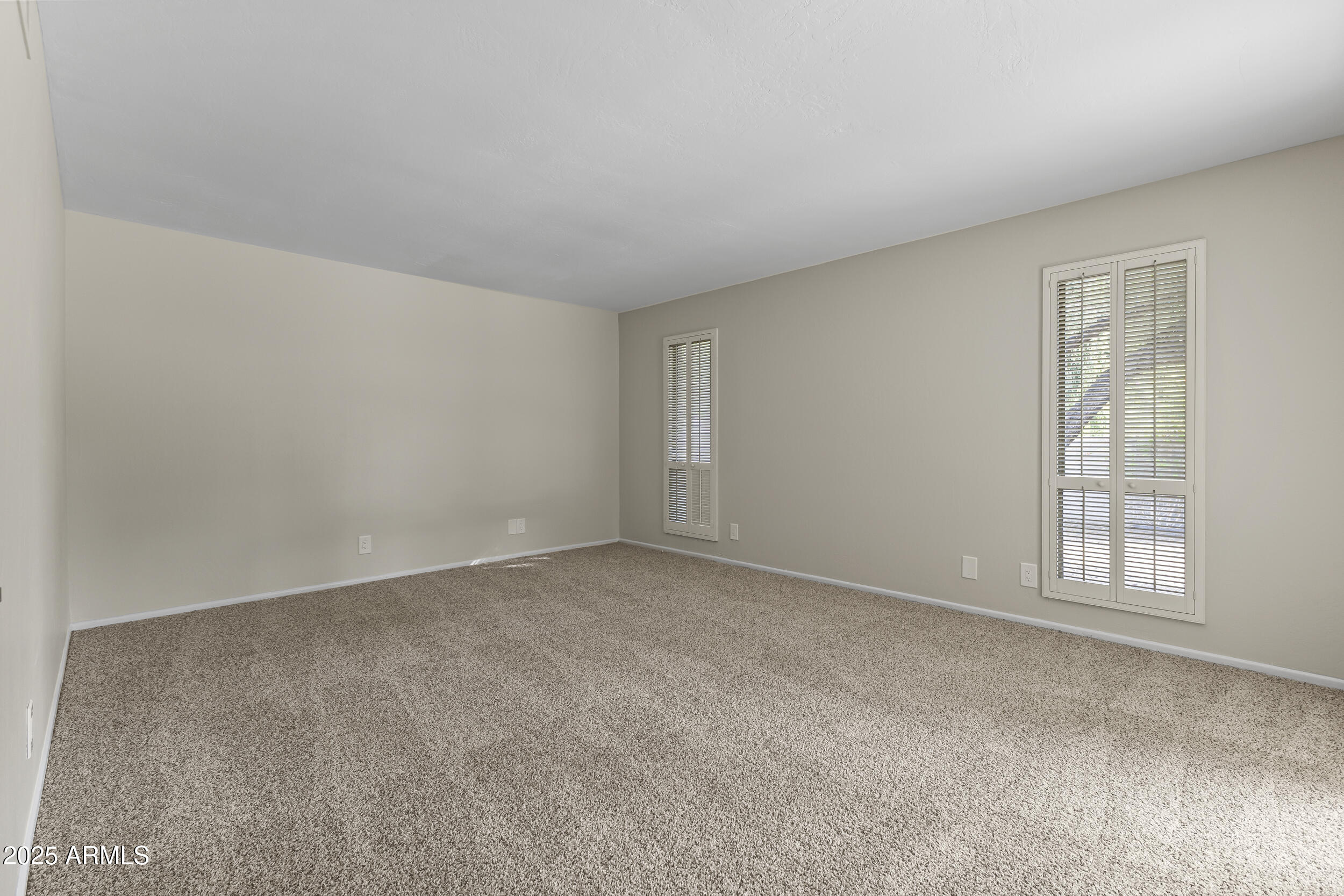 6835 North 1st Place Phoenix, AZ 85012 - Photo 8 of 42 an empty room with windows