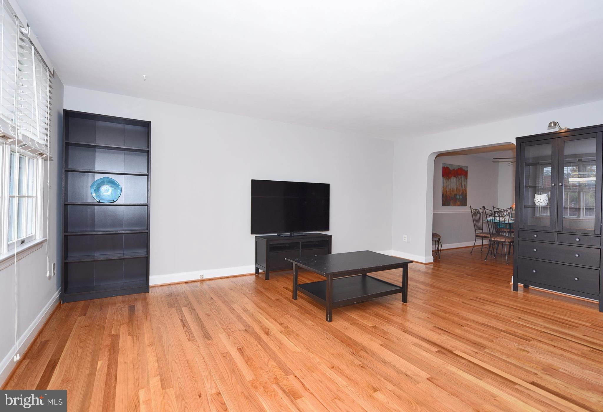 1528 Doxbury Road Baltimore, MD 21286 - Photo 4 of 30 Living Room