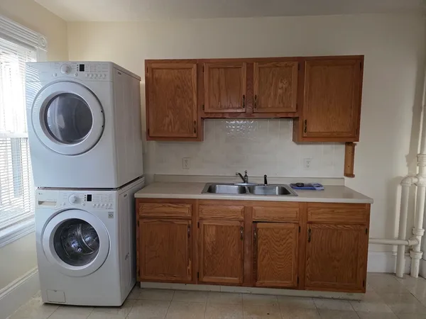 $1,800 | 209 Ash Street, Unit 2R, Waltham, MA 02453